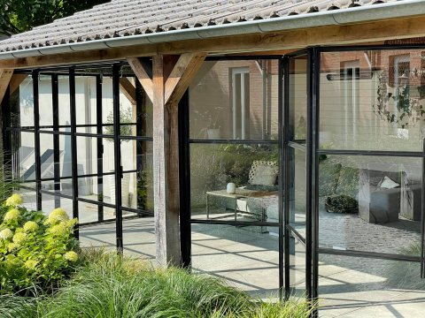 harmonicadeuren in tuinhuis op maat gemaakt door Staal Style
