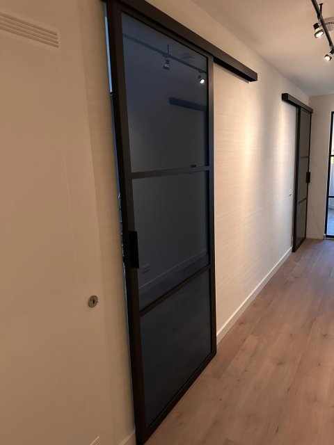 stalen glazen deur met rookglas op maat gemaakt door staal style schuifdeur