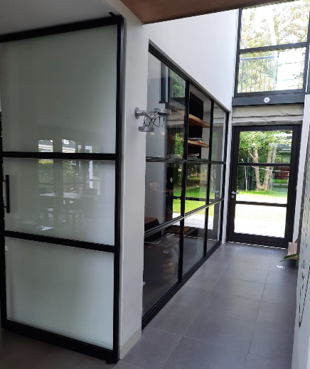 Stalen schuifdeur modern melkglas op maat gemaakt door Staal Style
