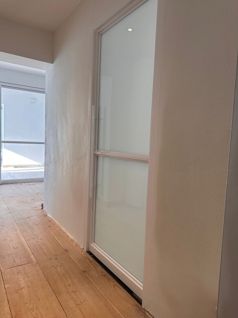 witte stalen deur met melkglas op maat gemaakt door Staal Style