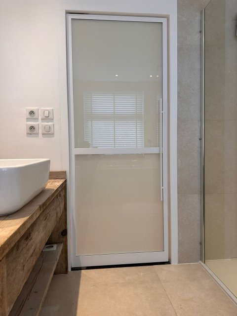 Witte stalen deuren in badkamer met hoogwaardige poedercoating in wit door Staal Style