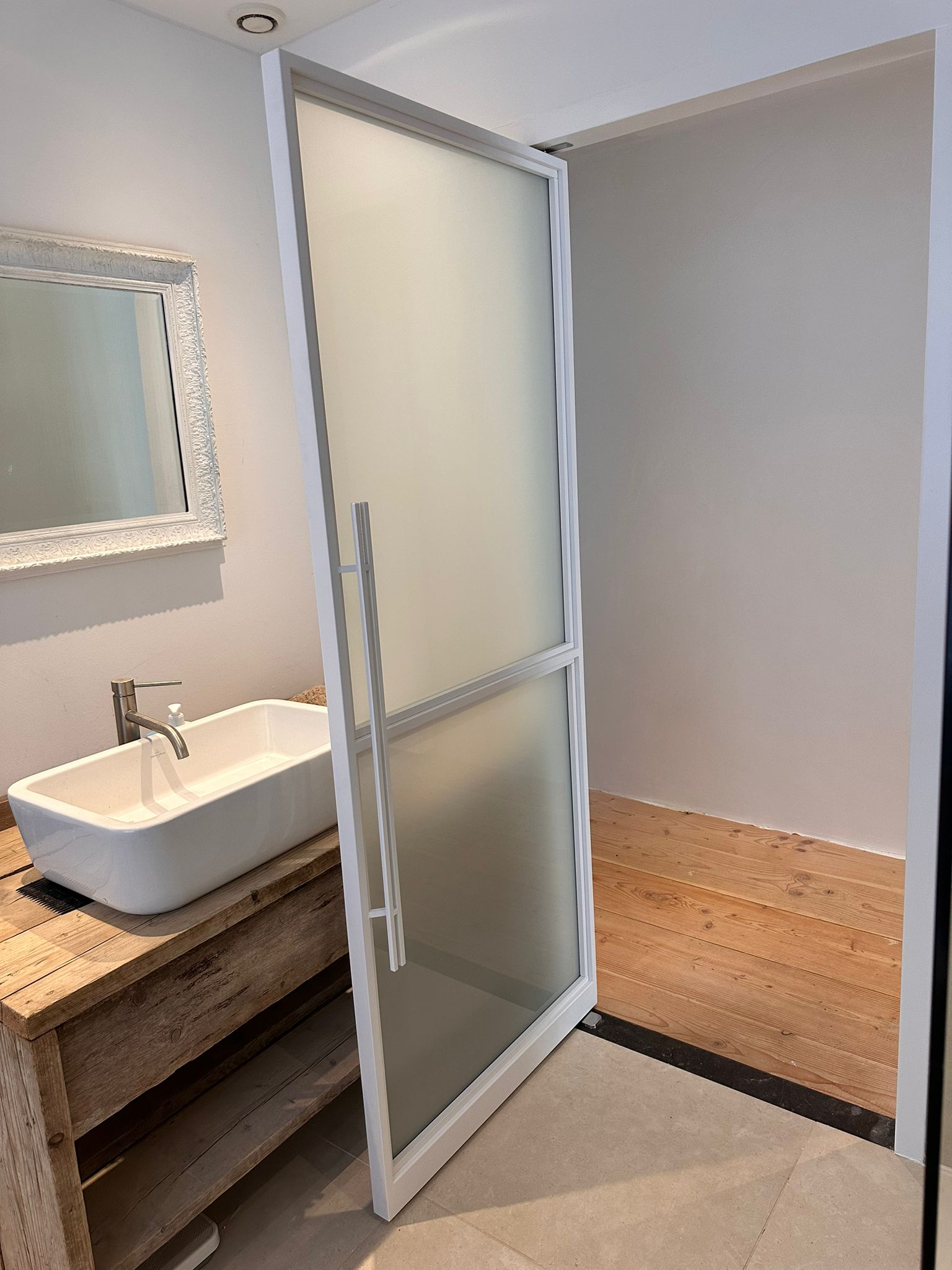 witte stalen deuren in badkamer op maat gemaakt door Staal Style